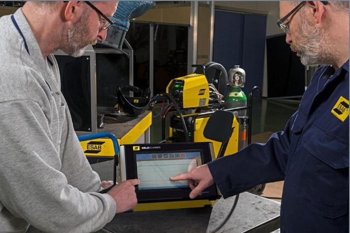 ammattilaishitsaajat huoltamassa koneita pirkanmaalla