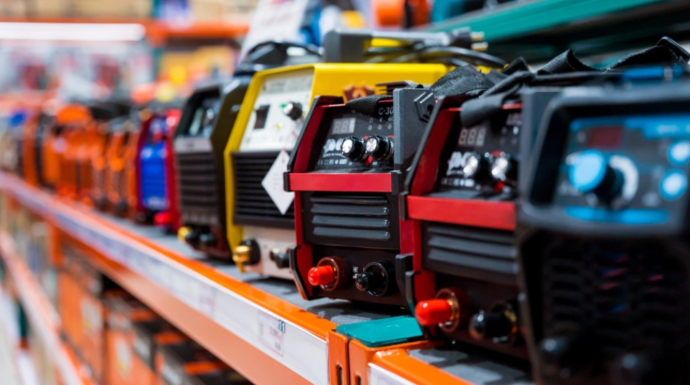 hitsauslaitteet ja varaosat rivissä.